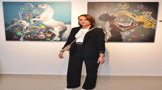 الفنانة التشكيلية “كوثر بصير” تحكي قصصا واقعية من خلال لوحاتها