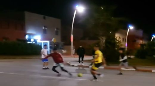 ازمور.. غياب ملاعب القرب يدفع صغار وشباب المدينة إلى مزاولة كرة القدم في الشوارع