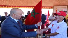 فاطمة الزهراء كردادي حاملة العلم الوطني في المرحلة السادسة من” سباق التناوب الرمزي المسيرة الخضراء” بين آسفي والصويرة