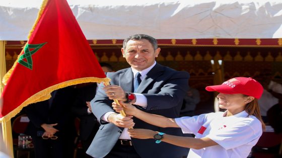 عامل إقليم الصويرة يسلم العلم الوطني لحسناء بنحسي لحمله في المرحلة السابعة من” سباق التناوب الرمزي المسيرة الخضراء