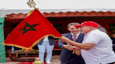 والي جهة سوس ماسة يسلم لمولاي إبراهيم بوطيب العلم الوطتي لحمله في المرحلة الثامنة من” سباق التناوب الرمزي المسيرة الخضراء” أكادير – تيزنيت.