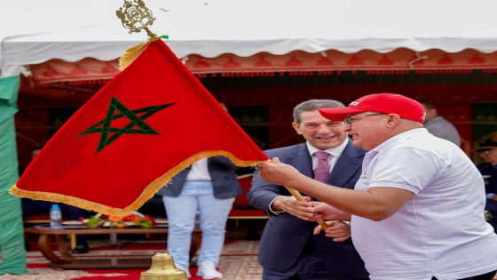 والي جهة سوس ماسة يسلم لمولاي إبراهيم بوطيب العلم الوطتي لحمله في المرحلة الثامنة من” سباق التناوب الرمزي المسيرة الخضراء” أكادير – تيزنيت.
