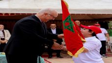 البطلة البارالمبية ليلي الكرعة تحمل العلم الوطني في “سباق التناوب الرمزي المسيرة الخضراء” بين تيزنيت وكلميم