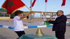 سباق التناوب الرمزي المسيرة الخضراء : زهرة وعزيز تحمل العلم الوطني في المرحلة ال 12 ( طرفاية- العيون)