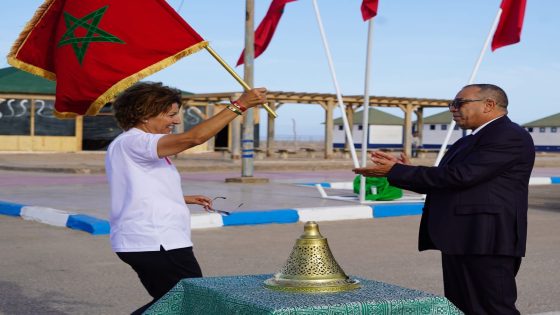 سباق التناوب الرمزي المسيرة الخضراء : زهرة وعزيز تحمل العلم الوطني في المرحلة ال 12 ( طرفاية- العيون)