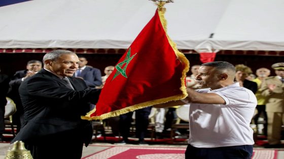 سباق التناوب الرمزي المسيرة الخضراء : إبراهيم لحلافي يحمل العلم الوطني في المرحلة 13 ( العيون- بوجدور).