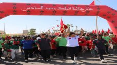 سباق التناوب الرمزي المسيرة الخضراء : البطلة نزهة بدوان تحمل العلم الوطني في المرحلة 14 ( بوجدور- الكركرات).